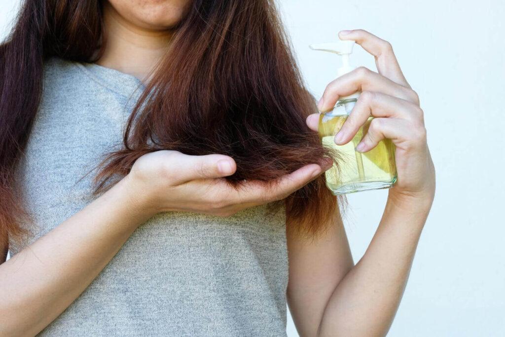 How to Use Castor Oil for Hair Growth and Thickness